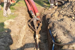 2019.04; Warszawa - skrzyżowanie ul. Suwak i Konstruktorskiej - rury osłonowe energetyki 4 x Fi160 dla INNOGY STOEN
