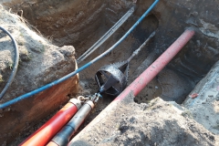 2019.04; Warszawa - skrzyżowanie ul. Suwak i Konstruktorskiej - rury osłonowe energetyki 4 x Fi160 dla INNOGY STOEN