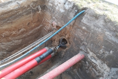 2019.04; Warszawa - skrzyżowanie ul. Suwak i Konstruktorskiej - rury osłonowe energetyki 4 x Fi160 dla INNOGY STOEN