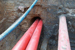 2019.04; Warszawa - skrzyżowanie ul. Suwak i Konstruktorskiej - rury osłonowe energetyki 4 x Fi160 dla INNOGY STOEN